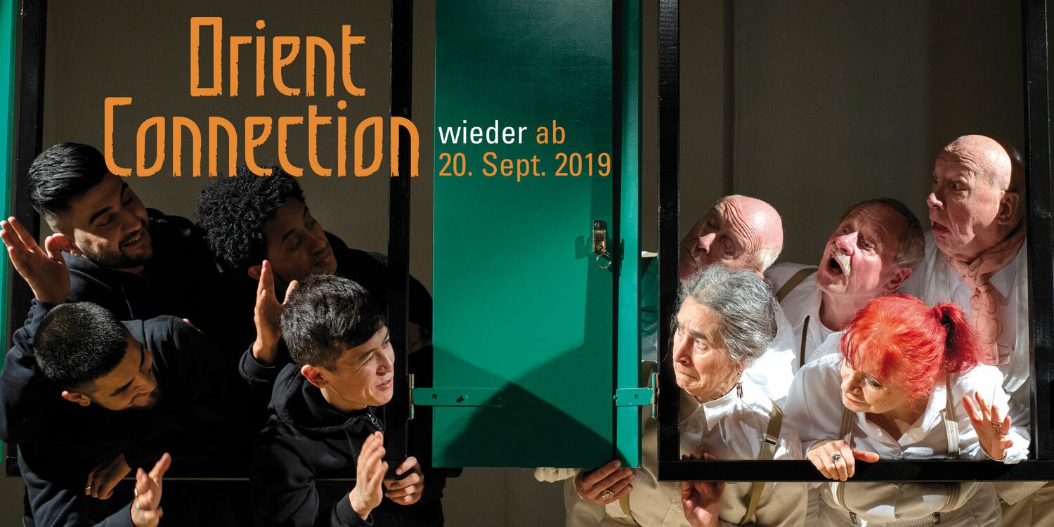 Zwei Gruppen schauen sich aus grünen Fenstern heraus an. Links sind junge Männer, die winken, und rechts ältere Frauen und Männer, die erschrocken aussehen. In oranger Schrift steht "Orient Connection: wieder ab 20. September 2019".