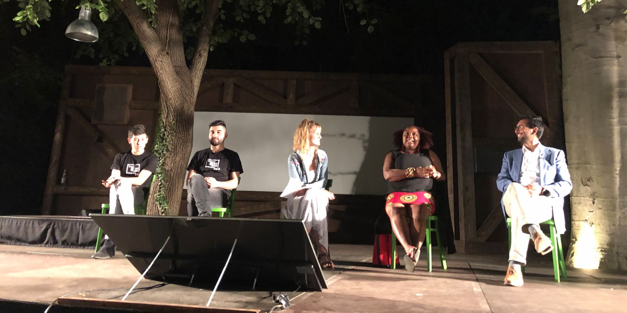 Hier sieht man die fünf Podiumsgäste der Diskussionsrunde "Zwischen den Welten. Über die Lebenswirklichkeit junger Geflüchteter in Deutschland." auf der Naturbühne der Mohr-Villa sitzen.
