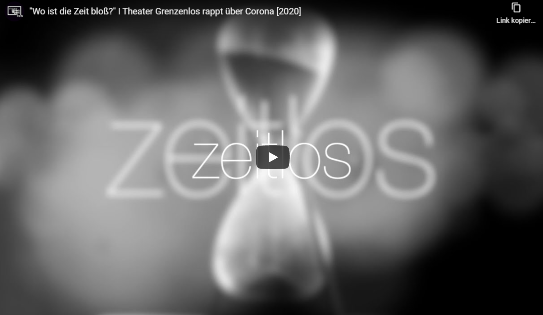 Hier sieht man einen Ausschnitt des Youtube-Videos "Wo ist die Zeit bloß?" des Theater Grenzenlos. Das Bild ist schwarz-weiß und zeigt verschwommen eine Sanduhr. In der Mitte steht einmal verschwommen und einmal klar in weißer Schrift "zeitlos"