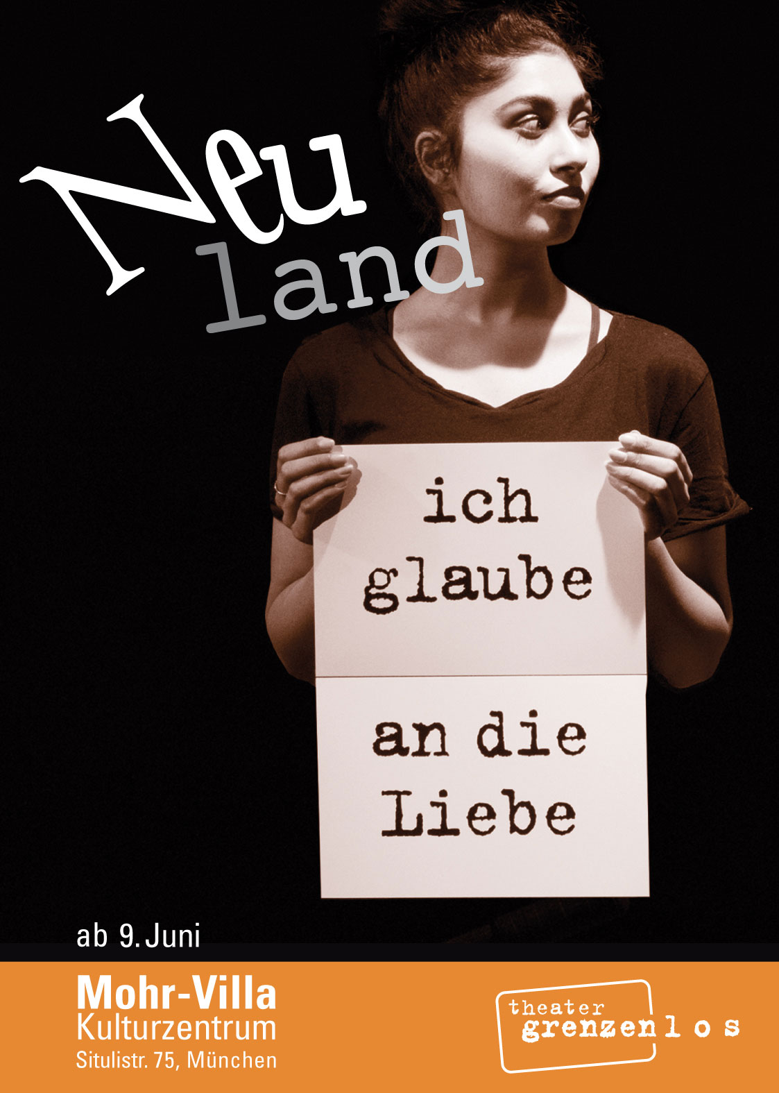 Hier sieht man ein Plakat für das Stück "Neuland" auf dem unten das Datum und der Ort vermerkt sind. Auf dem Plakat ist eine Schauspielerin, die Blätter hält, auf denen steht: "Ich glaube an die Liebe"