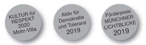 Hier sieht man drei graue Kreise, auf denen jeweils in schwarzer Schrift steht: "Kultur für Respekt 2020 Mohr-Villa", in der Mitte "Aktiv für Demokratie und Toleranz 2019" und "Förderpreis Münchner Lichtblicke 2019" rechts